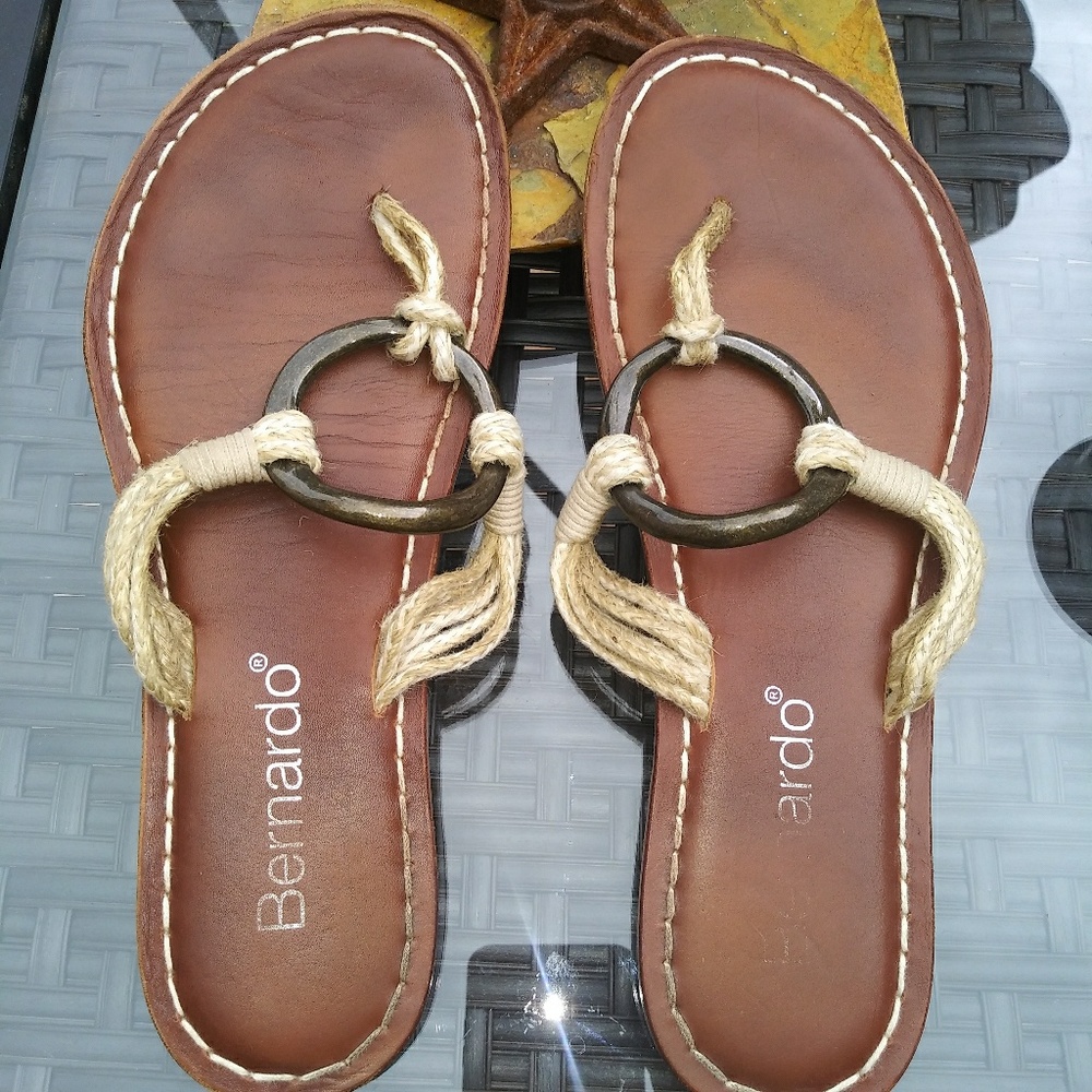 Cream Bernardo Leather Matrix Sandals. Sz. 9
